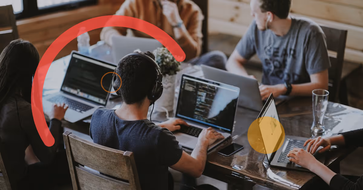 Collaborateurs de différentes équipes échangeant dans un espace de travail ouvert et lumineux.