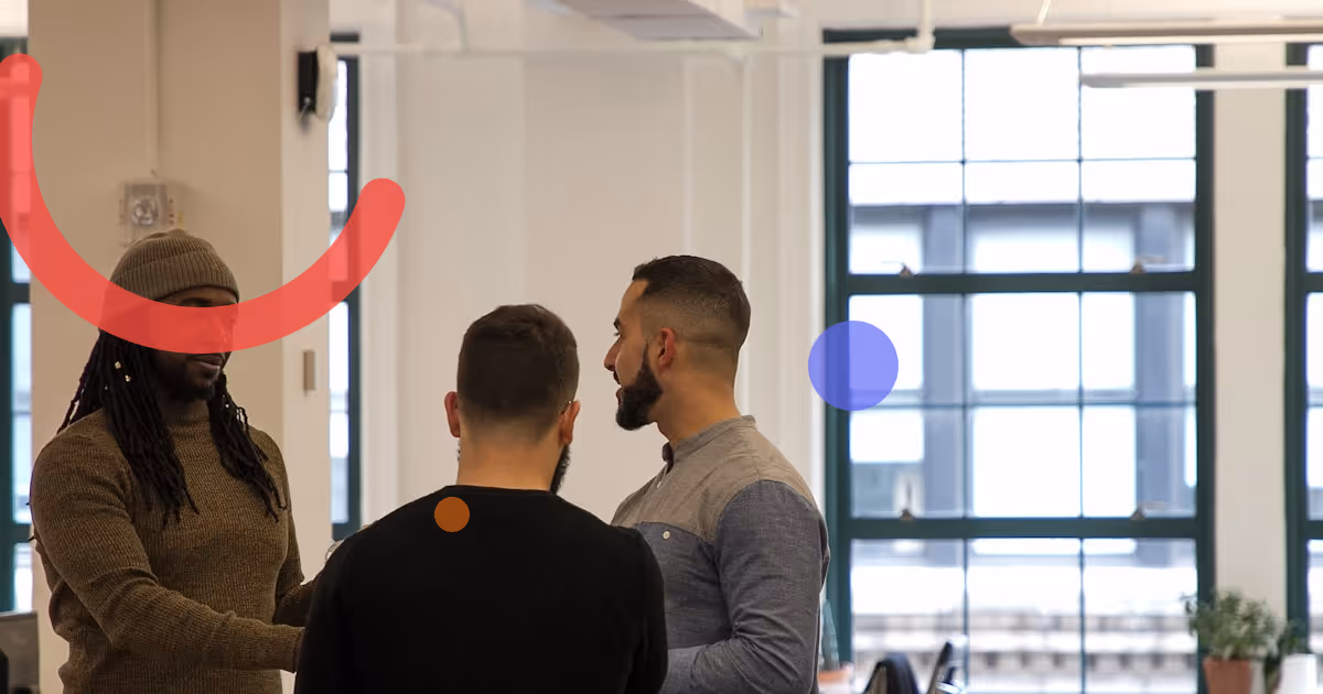 Deux collègues en conversation de mentorat, partageant des connaissances et construisant une relation professionnelle.