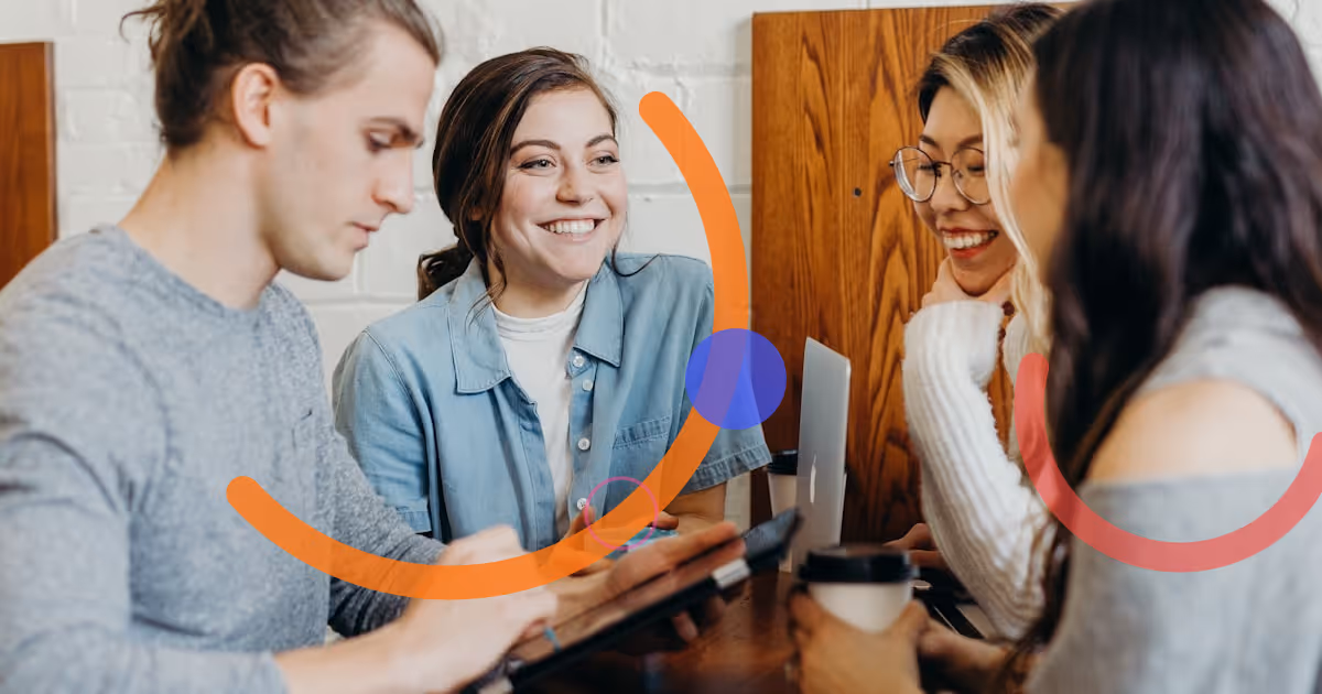 Collègues partageant un café informel et discutant chaleureusement dans un espace de travail ouvert.