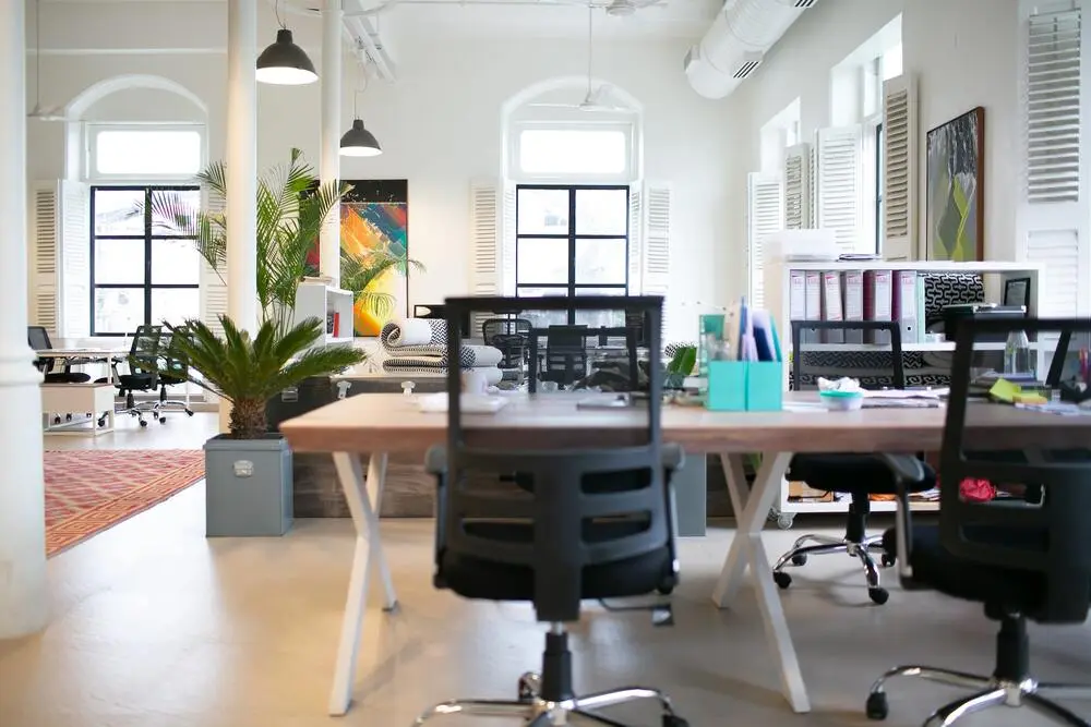 chaise vide dans un bureau