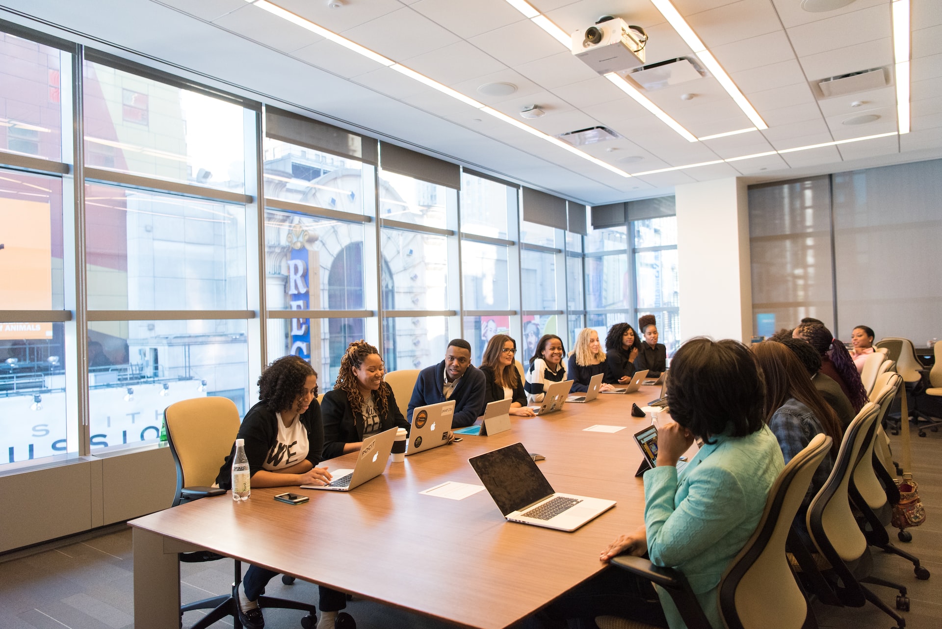 employés collaborant ensemble dans une salle de réunion au travail